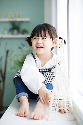 포토 JPG 스튜디오촬영 전신 라이프스타일 응시 여자 딸 어린이 모션 실내 한명 미소 사람 앉기 동양인 소녀 앞모습 모형 귀여움 한국인 가족라이프 에펠탑 천진난만 소녀한명만 딸바보 국내포토 1 시선 뷰포인트 컨셉 가족 표정 인종 내부 생활 파리 랜드마크 여자한명만 소녀만 파일형식