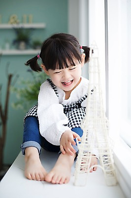 포토 JPG 스튜디오촬영 전신 라이프스타일 여자 딸 어린이 모션 실내 한명 미소 사람 앉기 동양인 소녀 앞모습 모형 귀여움 한국인 가족라이프 에펠탑 창가 천진난만 소녀한명만 딸바보 국내포토 1 뷰포인트 컨셉 창문 가족 표정 인종 내부 생활 파리 랜드마크 여자한명만 소녀만 파일형식