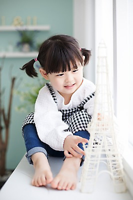 포토 JPG 스튜디오촬영 전신 라이프스타일 응시 여자 딸 어린이 모션 실내 한명 미소 사람 앉기 동양인 소녀 앞모습 모형 귀여움 한국인 가족라이프 에펠탑 창가 천진난만 소녀한명만 딸바보 국내포토 1 시선 뷰포인트 컨셉 창문 가족 표정 인종 내부 생활 파리 랜드마크 여자한명만 소녀만 파일형식