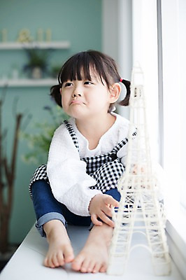 포토 JPG 스튜디오촬영 전신 라이프스타일 응시 여자 딸 어린이 창문 모션 실내 한명 사람 앉기 동양인 소녀 앞모습 모형 귀여움 한국인 가족라이프 에펠탑 창가 입내밀기 천진난만 소녀한명만 딸바보 국내포토 1 시선 뷰포인트 컨셉 가족 인종 내부 생활 파리 랜드마크 여자한명만 소녀만 파일형식
