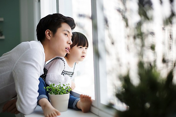 포토 JPG 스튜디오촬영 전신 라이프스타일 응시 여자 남자 꽃 딸 화분 어린이 창문 가족 모션 함께함 실내 서기 사람 앉기 동양인 상반신 20대 성인 두명 옆모습 화목 한국인 육아 가족라이프 아빠 창밖 부녀 딸바보 육아대디 싱글대디 한부모가족 국내포토 식물 시선 뷰포인트 컨셉 관계 인종 청년 내부 생활 파일형식