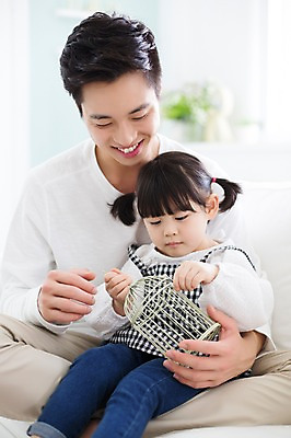 포토 JPG 스튜디오촬영 라이프스타일 여자 남자 딸 어린이 장난 가족 모션 놀이 함께함 실내 미소 들기 사람 앉기 동양인 상반신 20대 성인 두명 앞모습 한국인 육아 가족라이프 아빠 즐거움 새장 부녀 딸바보 육아대디 싱글대디 한부모가족 국내포토 감정 뷰포인트 컨셉 관계 표정 인종 청년 내부 생활 케이지 파일형식