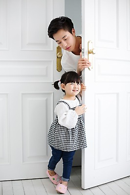 포토 JPG 스튜디오촬영 전신 라이프스타일 여자 남자 딸 어린이 장난 가족 모션 놀이 함께함 실내 서기 미소 사람 동양인 상반신 20대 성인 두명 앞모습 문 걷기 한국인 육아 가족라이프 오픈 아빠 즐거움 부녀 딸바보 육아대디 싱글대디 한부모가족 국내포토 감정 뷰포인트 컨셉 관계 표정 인종 청년 내부 생활 파일형식