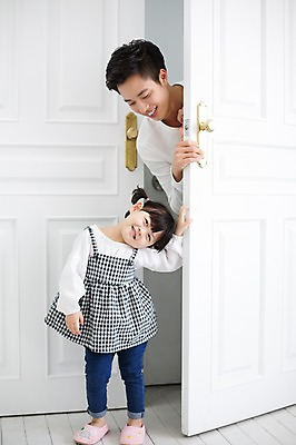 포토 JPG 스튜디오촬영 전신 라이프스타일 여자 남자 딸 어린이 장난 가족 모션 놀이 함께함 실내 서기 미소 사람 동양인 상반신 20대 성인 두명 앞모습 문 한국인 육아 가족라이프 오픈 아빠 즐거움 부녀 딸바보 육아대디 싱글대디 한부모가족 국내포토 감정 뷰포인트 컨셉 관계 표정 인종 청년 내부 생활 파일형식