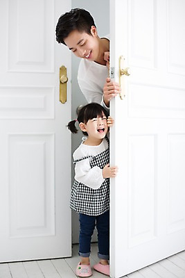 포토 JPG 스튜디오촬영 전신 라이프스타일 여자 남자 딸 어린이 장난 가족 모션 놀이 함께함 실내 서기 미소 사람 동양인 상반신 20대 성인 두명 앞모습 문 한국인 육아 가족라이프 오픈 아빠 즐거움 부녀 딸바보 육아대디 싱글대디 한부모가족 국내포토 감정 뷰포인트 컨셉 관계 표정 인종 청년 내부 생활 파일형식