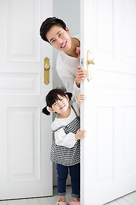 포토 JPG 스튜디오촬영 전신 라이프스타일 여자 남자 딸 어린이 장난 가족 모션 놀이 함께함 실내 서기 미소 사람 동양인 소녀 상반신 20대 성인 두명 앞모습 문 한국인 육아 가족라이프 오픈 아빠 즐거움 부녀 딸바보 육아대디 싱글대디 한부모가족 국내포토 감정 뷰포인트 컨셉 관계 표정 인종 청년 내부 생활 파일형식