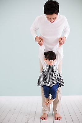 포토 JPG 스튜디오촬영 전신 라이프스타일 여자 남자 딸 어린이 장난 가족 모션 놀이 함께함 실내 서기 미소 사람 동양인 소녀 20대 성인 두명 앞모습 손잡기 한국인 육아 가족라이프 아빠 즐거움 들어올리기 부녀 딸바보 육아대디 싱글대디 한부모가족 국내포토 감정 뷰포인트 컨셉 관계 표정 인종 청년 내부 생활 파일형식