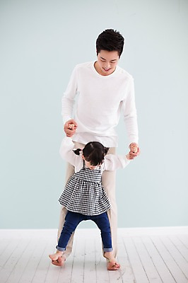 포토 JPG 스튜디오촬영 전신 라이프스타일 여자 남자 딸 어린이 장난 가족 모션 놀이 함께함 실내 서기 사람 동양인 20대 성인 두명 앞모습 손잡기 한국인 육아 가족라이프 아빠 승차 즐거움 부녀 딸바보 육아대디 싱글대디 한부모가족 국내포토 감정 뷰포인트 컨셉 관계 인종 청년 내부 생활 파일형식