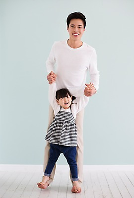 포토 JPG 스튜디오촬영 전신 라이프스타일 여자 남자 딸 어린이 장난 가족 모션 놀이 함께함 실내 서기 미소 사람 동양인 20대 성인 두명 앞모습 손잡기 한국인 육아 가족라이프 아빠 승차 즐거움 부녀 딸바보 육아대디 싱글대디 한부모가족 국내포토 감정 뷰포인트 컨셉 관계 표정 인종 청년 내부 생활 파일형식