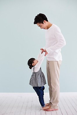 포토 JPG 스튜디오촬영 전신 라이프스타일 여자 남자 딸 어린이 장난 가족 모션 놀이 함께함 실내 서기 미소 사람 동양인 20대 성인 두명 옆모습 마주보기 손잡기 한국인 육아 가족라이프 아빠 승차 즐거움 부녀 딸바보 육아대디 싱글대디 한부모가족 국내포토 감정 뷰포인트 컨셉 관계 표정 인종 청년 내부 생활 파일형식