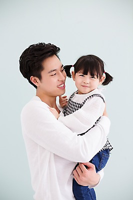 포토 JPG 스튜디오촬영 라이프스타일 여자 남자 딸 어린이 가족 안기 모션 함께함 실내 서기 미소 사람 동양인 상반신 20대 성인 두명 옆모습 화목 한국인 육아 가족라이프 아빠 부녀 딸바보 육아대디 싱글대디 한부모가족 국내포토 뷰포인트 컨셉 관계 표정 인종 청년 내부 생활 파일형식