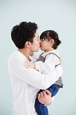 포토 JPG 스튜디오촬영 라이프스타일 여자 남자 딸 어린이 가족 안기 모션 키스 함께함 실내 서기 미소 사람 동양인 상반신 20대 성인 두명 옆모습 화목 한국인 육아 가족라이프 아빠 부녀 딸바보 육아대디 싱글대디 한부모가족 국내포토 뷰포인트 컨셉 관계 표정 인종 청년 내부 생활 애정표현 파일형식