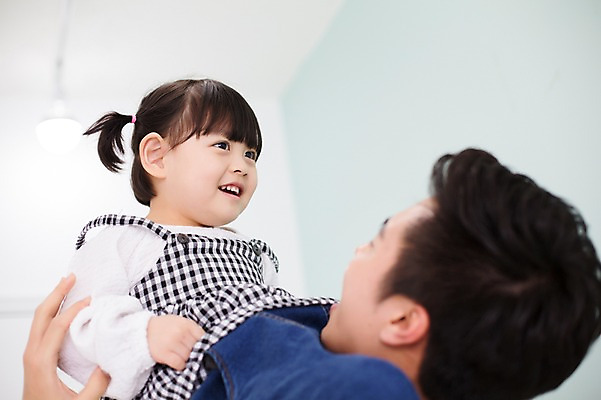 포토 JPG 스튜디오촬영 라이프스타일 여자 남자 딸 어린이 장난 가족 모션 놀이 함께함 실내 미소 사람 동양인 상반신 20대 성인 두명 앞모습 한국인 육아 가족라이프 아빠 즐거움 부녀 딸바보 육아대디 싱글대디 한부모가족 국내포토 감정 뷰포인트 컨셉 관계 표정 인종 청년 내부 생활 파일형식