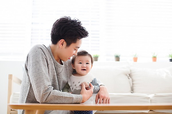 포토 JPG 스튜디오촬영 라이프스타일 응시 남자 아들 가족 안기 모션 탁자 함께함 실내 미소 사람 앉기 동양인 상반신 20대 성인 두명 앞모습 소파 화목 한국인 육아 아기 가족라이프 아빠 부자지간 남자만 딸바보 육아대디 싱글대디 한부모가족 국내포토 시선 뷰포인트 가구 컨셉 의자 관계 표정 인종 청년 내부 생활 파일형식