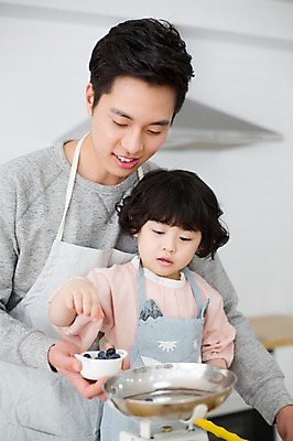 포토 JPG 스튜디오촬영 라이프스타일 여자 남자 딸 어린이 가족 모션 함께함 실내 요리 서기 미소 들기 사람 동양인 상반신 20대 성인 두명 앞모습 앞치마 한국인 육아 가족라이프 프라이팬 아빠 즐거움 만들기 팬케이크 부녀 딸바보 육아대디 싱글대디 한부모가족 국내포토 감정 뷰포인트 컨셉 관계 주방용품 표정 인종 청년 내부 생활 케이크 파일형식