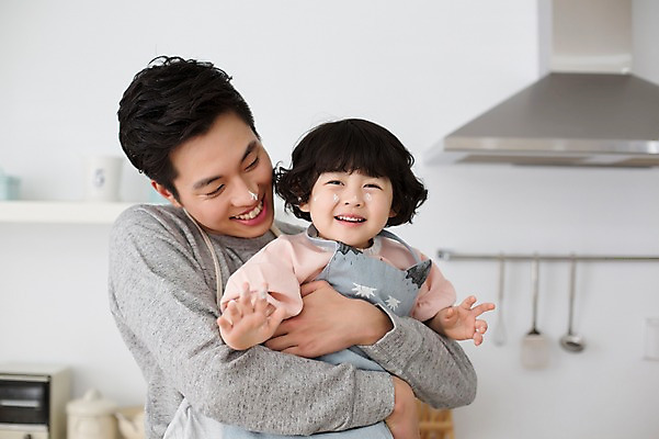 포토 JPG 스튜디오촬영 라이프스타일 여자 남자 딸 어린이 가족 안기 모션 함께함 실내 요리 서기 미소 사람 동양인 소녀 상반신 20대 성인 두명 앞모습 주방 앞치마 한국인 육아 가족라이프 아빠 즐거움 부녀 딸바보 육아대디 싱글대디 한부모가족 국내포토 감정 뷰포인트 컨셉 관계 표정 인종 청년 내부 생활 파일형식