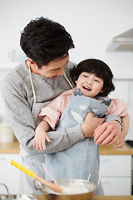 포토 JPG 스튜디오촬영 라이프스타일 여자 남자 딸 어린이 가족 안기 모션 함께함 실내 요리 서기 미소 사람 동양인 상반신 20대 성인 두명 앞모습 주방 앞치마 한국인 육아 가족라이프 아빠 즐거움 반죽 부녀 딸바보 육아대디 싱글대디 한부모가족 국내포토 감정 뷰포인트 컨셉 관계 표정 인종 청년 내부 생활 파일형식