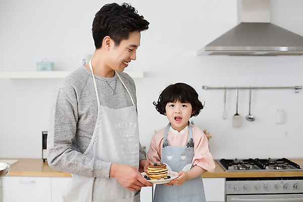 포토 JPG 스튜디오촬영 라이프스타일 접시 여자 남자 딸 어린이 가족 모션 함께함 실내 서기 미소 들기 사람 동양인 상반신 20대 성인 두명 앞모습 주방 앞치마 한국인 육아 가족라이프 아빠 즐거움 팬케이크 부녀 딸바보 육아대디 싱글대디 한부모가족 국내포토 식기 감정 뷰포인트 컨셉 관계 표정 인종 청년 내부 생활 케이크 파일형식