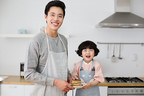 포토 JPG 스튜디오촬영 라이프스타일 접시 여자 남자 딸 어린이 가족 모션 함께함 실내 요리 미소 들기 사람 앉기 동양인 상반신 20대 성인 두명 앞모습 주방 앞치마 한국인 육아 가족라이프 아빠 즐거움 팬케이크 부녀 딸바보 육아대디 싱글대디 한부모가족 국내포토 식기 감정 뷰포인트 컨셉 관계 표정 인종 청년 내부 생활 케이크 파일형식