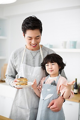 포토 JPG 스튜디오촬영 라이프스타일 접시 여자 남자 딸 어린이 가족 모션 함께함 실내 요리 서기 미소 들기 사람 동양인 상반신 20대 성인 두명 앞모습 주방 앞치마 한국인 육아 가족라이프 아빠 즐거움 팬케이크 부녀 딸바보 육아대디 싱글대디 한부모가족 국내포토 식기 감정 뷰포인트 컨셉 관계 표정 인종 청년 내부 생활 케이크 파일형식