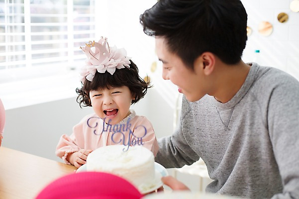 포토 JPG 스튜디오촬영 라이프스타일 여자 남자 딸 어린이 가족 모션 탁자 함께함 실내 미소 사람 앉기 동양인 상반신 20대 성인 두명 앞모습 파티 케이크 화목 한국인 육아 머리띠 가족라이프 생일파티 생일 아빠 부녀 딸바보 육아대디 싱글대디 한부모가족 국내포토 기념일 뷰포인트 가구 컨셉 장신구 관계 디저트 표정 인종 이벤트 청년 내부 생활 파일형식