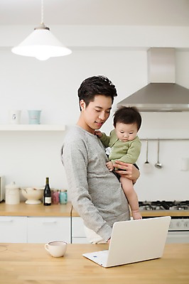 포토 JPG 스튜디오촬영 라이프스타일 남자 아들 가족 안기 모션 탁자 함께함 실내 서기 사람 동양인 상반신 20대 성인 두명 앞모습 노트북 주방 화목 한국인 육아 아기 가족라이프 작업실 아빠 커피잔 부자지간 남자만 딸바보 남성육아휴직 육아대디 싱글대디 한부모가족 국내포토 커피 뷰포인트 가구 컨셉 관계 잔 인종 청년 내부 생활 전자제품 파일형식 육아휴직