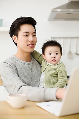 포토 JPG 스튜디오촬영 라이프스타일 남자 아들 가족 안기 모션 탁자 함께함 실내 미소 사람 앉기 동양인 소년 상반신 20대 성인 두명 앞모습 노트북 주방 화목 한국인 육아 아기 가족라이프 작업실 아빠 커피잔 부자지간 남자만 딸바보 남성육아휴직 육아대디 싱글대디 한부모가족 국내포토 커피 어린이 뷰포인트 가구 컨셉 관계 잔 표정 인종 청년 내부 생활 전자제품 파일형식 육아휴직