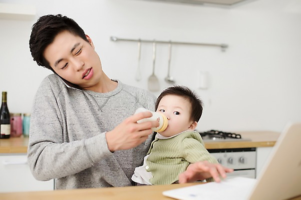 포토 JPG 스튜디오촬영 라이프스타일 남자 아들 가족 모션 탁자 함께함 실내 들기 사람 앉기 동양인 상반신 20대 성인 두명 앞모습 노트북 스마트폰 주방 화목 한국인 육아 아기 가족라이프 작업실 아빠 젖병 먹여주기 통화 분유 부자지간 남자만 딸바보 남성육아휴직 육아대디 싱글대디 한부모가족 국내포토 뷰포인트 가구 컨셉 관계 인종 청년 내부 생활 전자제품 핸드폰 스마트기기 아기용품 먹기 파일형식 육아휴직