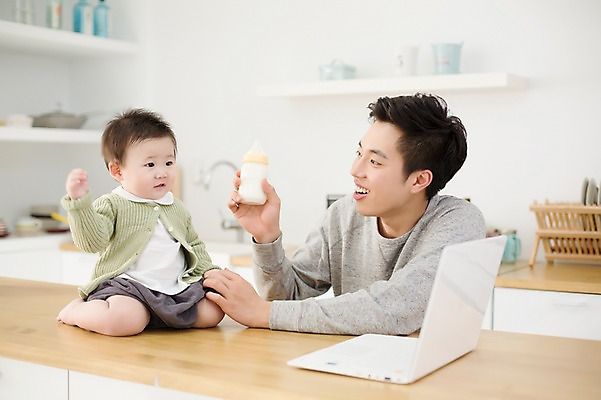 포토 JPG 스튜디오촬영 전신 라이프스타일 남자 아들 가족 모션 탁자 함께함 실내 미소 들기 사람 앉기 동양인 상반신 20대 성인 두명 앞모습 노트북 화목 한국인 육아 아기 가족라이프 작업실 아빠 젖병 분유 부자지간 남자만 딸바보 남성육아휴직 육아대디 싱글대디 한부모가족 국내포토 뷰포인트 가구 컨셉 관계 표정 인종 청년 내부 생활 전자제품 아기용품 파일형식 육아휴직