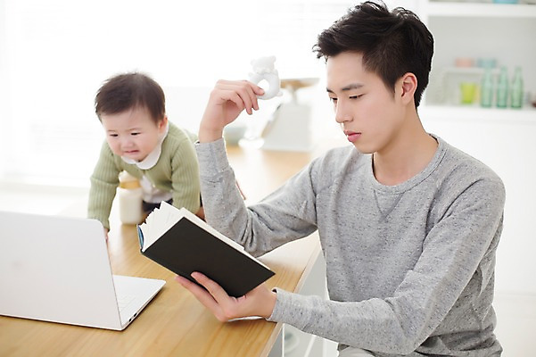 포토 JPG 스튜디오촬영 라이프스타일 남자 아들 가족 모션 탁자 함께함 실내 들기 사람 앉기 동양인 상반신 20대 성인 두명 앞모습 노트북 다이어리 화목 한국인 육아 아기 가족라이프 작업실 찡그림 아빠 부자지간 남자만 딸바보 남성육아휴직 육아대디 싱글대디 한부모가족 국내포토 뷰포인트 가구 컨셉 관계 표정 인종 청년 내부 생활 전자제품 사무용품 파일형식 육아휴직