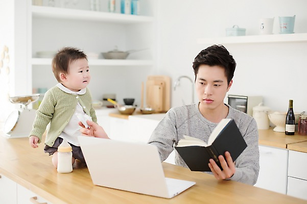 포토 JPG 스튜디오촬영 전신 라이프스타일 남자 아들 가족 모션 탁자 함께함 실내 들기 사람 앉기 동양인 상반신 20대 성인 두명 앞모습 노트북 다이어리 화목 한국인 육아 아기 가족라이프 작업실 찡그림 아빠 젖병 부자지간 남자만 딸바보 남성육아휴직 육아대디 싱글대디 한부모가족 국내포토 뷰포인트 가구 컨셉 관계 표정 인종 청년 내부 생활 전자제품 사무용품 아기용품 파일형식 육아휴직