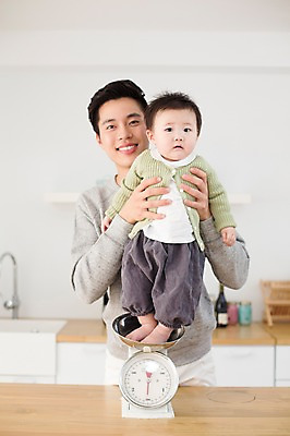 포토 JPG 스튜디오촬영 라이프스타일 남자 아들 장난 가족 모션 놀이 탁자 함께함 실내 저울 서기 미소 사람 동양인 상반신 20대 성인 두명 앞모습 주방 화목 한국인 육아 아기 잡기 가족라이프 아빠 부자지간 남자만 딸바보 남성육아휴직 육아대디 싱글대디 한부모가족 국내포토 뷰포인트 가구 컨셉 관계 표정 인종 청년 내부 생활 파일형식 육아휴직