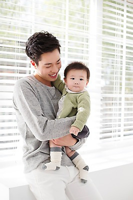 포토 JPG 스튜디오촬영 전신 라이프스타일 남자 아들 창문 가족 안기 모션 함께함 실내 미소 사람 앉기 동양인 상반신 20대 성인 두명 앞모습 화목 한국인 육아 아기 가족라이프 블라인드 아빠 창가 부자지간 남자만 딸바보 남성육아휴직 육아대디 싱글대디 한부모가족 국내포토 뷰포인트 컨셉 관계 표정 인종 청년 내부 생활 커튼 파일형식 육아휴직