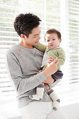 포토 JPG 스튜디오촬영 전신 라이프스타일 남자 아들 창문 가족 안기 모션 함께함 실내 사람 앉기 동양인 상반신 20대 성인 두명 앞모습 옆모습 화목 한국인 육아 아기 가족라이프 블라인드 아빠 창가 부자지간 남자만 딸바보 남성육아휴직 육아대디 싱글대디 한부모가족 국내포토 뷰포인트 컨셉 관계 인종 청년 내부 생활 커튼 파일형식 육아휴직