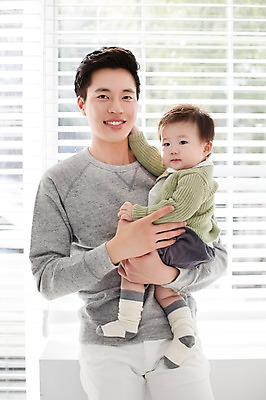 포토 JPG 스튜디오촬영 전신 라이프스타일 남자 아들 창문 가족 안기 모션 함께함 실내 서기 미소 사람 동양인 상반신 20대 성인 두명 앞모습 화목 한국인 육아 아기 가족라이프 블라인드 아빠 창가 부자지간 남자만 딸바보 남성육아휴직 육아대디 싱글대디 한부모가족 국내포토 뷰포인트 컨셉 관계 표정 인종 청년 내부 생활 커튼 파일형식 육아휴직