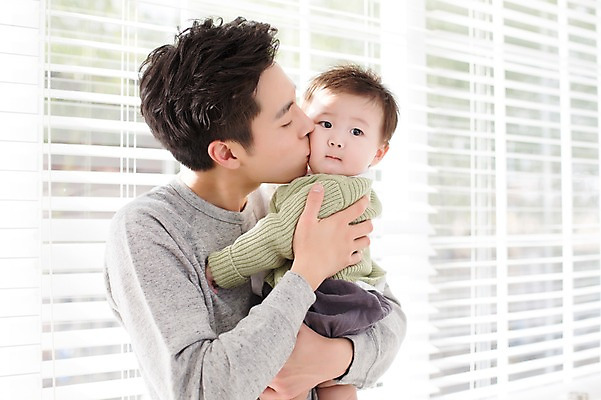 포토 JPG 스튜디오촬영 라이프스타일 남자 아들 가족 안기 모션 키스 함께함 실내 서기 사람 동양인 상반신 20대 성인 두명 앞모습 화목 한국인 육아 아기 가족라이프 블라인드 아빠 창가 부자지간 남자만 딸바보 남성육아휴직 육아대디 싱글대디 한부모가족 국내포토 뷰포인트 컨셉 창문 관계 인종 청년 내부 생활 커튼 애정표현 파일형식 육아휴직