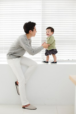 포토 JPG 스튜디오촬영 전신 라이프스타일 남자 아들 가족 모션 함께함 실내 서기 미소 사람 앉기 동양인 20대 성인 두명 옆모습 화목 한국인 육아 아기 잡기 가족라이프 블라인드 아빠 창가 부자지간 남자만 딸바보 남성육아휴직 육아대디 싱글대디 한부모가족 국내포토 뷰포인트 컨셉 창문 관계 표정 인종 청년 내부 생활 커튼 파일형식 육아휴직