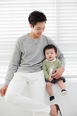 포토 JPG 스튜디오촬영 전신 라이프스타일 남자 아들 가족 안기 모션 함께함 실내 미소 사람 앉기 동양인 상반신 20대 성인 두명 앞모습 화목 한국인 육아 아기 가족라이프 블라인드 아빠 창가 부자지간 남자만 딸바보 남성육아휴직 육아대디 싱글대디 한부모가족 국내포토 뷰포인트 컨셉 창문 관계 표정 인종 청년 내부 생활 커튼 파일형식 육아휴직