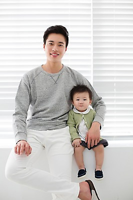 포토 JPG 스튜디오촬영 전신 라이프스타일 남자 아들 창문 가족 모션 함께함 실내 미소 사람 앉기 동양인 상반신 20대 성인 두명 앞모습 화목 한국인 육아 아기 가족라이프 블라인드 아빠 창가 부자지간 남자만 딸바보 남성육아휴직 육아대디 싱글대디 한부모가족 국내포토 뷰포인트 컨셉 관계 표정 인종 청년 내부 생활 커튼 파일형식 육아휴직