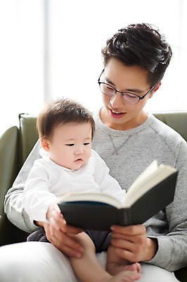 포토 JPG 스튜디오촬영 라이프스타일 남자 아들 가족 안기 모션 함께함 실내 미소 사람 앉기 동양인 상반신 20대 성인 두명 앞모습 책 소파 독서 화목 한국인 육아 아기 가족라이프 아빠 읽기 부자지간 남자만 안경낌 딸바보 남성육아휴직 육아대디 싱글대디 한부모가족 국내포토 안경 뷰포인트 컨셉 의자 관계 표정 인종 청년 내부 생활 파일형식 육아휴직