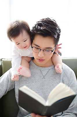 포토 JPG 스튜디오촬영 전신 라이프스타일 남자 아들 가족 모션 함께함 실내 사람 앉기 동양인 소년 상반신 20대 성인 두명 앞모습 책 소파 독서 화목 한국인 육아 아기 가족라이프 목말 아빠 읽기 부자지간 남자만 안경낌 딸바보 남성육아휴직 육아대디 싱글대디 한부모가족 국내포토 안경 어린이 뷰포인트 컨셉 의자 관계 인종 청년 내부 생활 파일형식 육아휴직