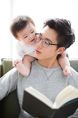 포토 JPG 스튜디오촬영 전신 라이프스타일 남자 아들 가족 모션 함께함 실내 들기 사람 앉기 동양인 상반신 20대 성인 두명 앞모습 책 소파 독서 화목 한국인 육아 아기 가족라이프 목말 아빠 부자지간 남자만 안경낌 딸바보 남성육아휴직 육아대디 싱글대디 한부모가족 국내포토 안경 뷰포인트 컨셉 의자 관계 인종 청년 내부 생활 파일형식 육아휴직