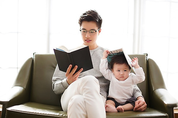 포토 JPG 스튜디오촬영 전신 라이프스타일 남자 아들 가족 모션 함께함 실내 들기 사람 앉기 동양인 소년 상반신 20대 성인 두명 앞모습 책 소파 독서 화목 한국인 육아 아기 가족라이프 아빠 읽기 부자지간 남자만 안경낌 딸바보 남성육아휴직 육아대디 싱글대디 한부모가족 국내포토 안경 어린이 뷰포인트 컨셉 의자 관계 인종 청년 내부 생활 파일형식 육아휴직