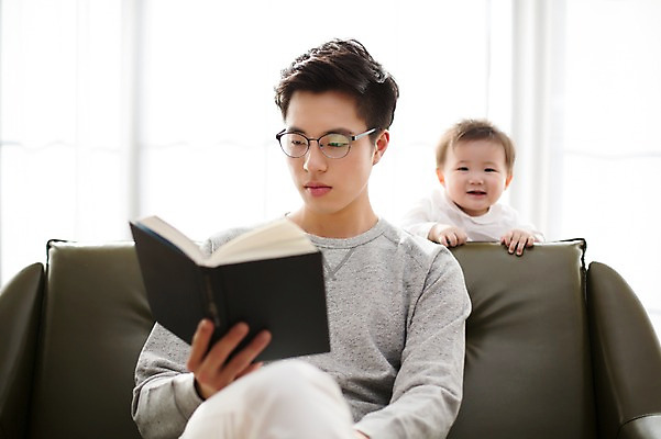 포토 JPG 스튜디오촬영 라이프스타일 남자 아들 가족 모션 함께함 실내 서기 들기 사람 앉기 동양인 소년 상반신 20대 성인 두명 앞모습 책 소파 독서 화목 한국인 육아 아기 가족라이프 아빠 읽기 부자지간 남자만 안경낌 딸바보 남성육아휴직 육아대디 싱글대디 한부모가족 국내포토 안경 어린이 뷰포인트 컨셉 의자 관계 인종 청년 내부 생활 파일형식 육아휴직