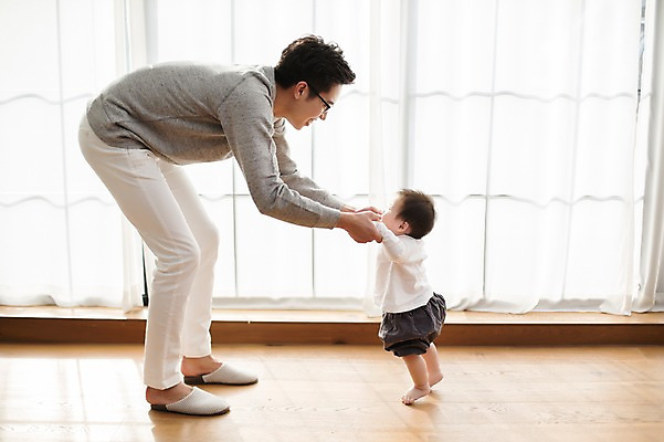 포토 JPG 스튜디오촬영 전신 라이프스타일 남자 아들 가족 모션 함께함 실내 사람 동양인 소년 20대 성인 두명 옆모습 걷기 손잡기 화목 한국인 육아 아기 가족라이프 커튼 아빠 창가 부자지간 남자만 안경낌 딸바보 남성육아휴직 육아대디 싱글대디 한부모가족 국내포토 안경 어린이 뷰포인트 컨셉 창문 관계 인종 청년 내부 생활 파일형식 육아휴직