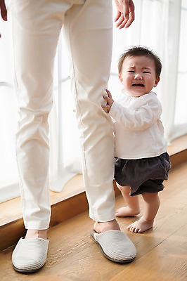 포토 JPG 스튜디오촬영 전신 라이프스타일 남자 아들 가족 모션 함께함 실내 서기 사람 동양인 20대 성인 두명 앞모습 화목 한국인 육아 하반신 아기 가족라이프 아빠 울음 창가 부자지간 남자만 딸바보 남성육아휴직 육아대디 싱글대디 한부모가족 국내포토 뷰포인트 컨셉 창문 관계 표정 인종 청년 내부 생활 파일형식 육아휴직