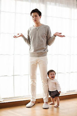 포토 JPG 스튜디오촬영 전신 라이프스타일 남자 아들 가족 모션 함께함 실내 서기 사람 동양인 손짓 소년 20대 성인 두명 앞모습 화목 한국인 육아 아기 가족라이프 커튼 아빠 울음 창가 부자지간 남자만 딸바보 남성육아휴직 육아대디 싱글대디 한부모가족 국내포토 어린이 뷰포인트 컨셉 창문 관계 표정 인종 청년 내부 생활 파일형식 육아휴직