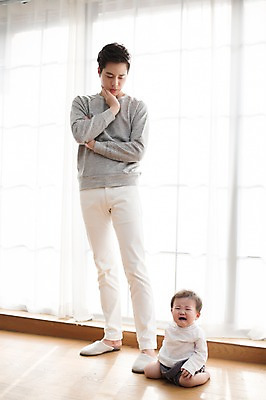 포토 JPG 스튜디오촬영 전신 라이프스타일 남자 아들 가족 모션 함께함 실내 서기 사람 앉기 동양인 20대 성인 두명 앞모습 화목 한국인 육아 아기 가족라이프 커튼 아빠 울음 창가 부자지간 남자만 딸바보 남성육아휴직 육아대디 싱글대디 한부모가족 국내포토 뷰포인트 컨셉 창문 관계 표정 인종 청년 내부 생활 파일형식 육아휴직