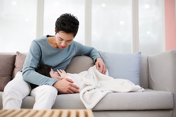 포토 JPG 스튜디오촬영 라이프스타일 여자 남자 딸 어린이 가족 모션 함께함 실내 사람 앉기 동양인 상반신 20대 성인 두명 앞모습 옆모습 소파 눕기 화목 한국인 육아 잠 가족라이프 아빠 부녀 딸바보 남성육아휴직 육아대디 싱글대디 한부모가족 국내포토 뷰포인트 컨셉 의자 관계 인종 청년 내부 생활 파일형식 육아휴직