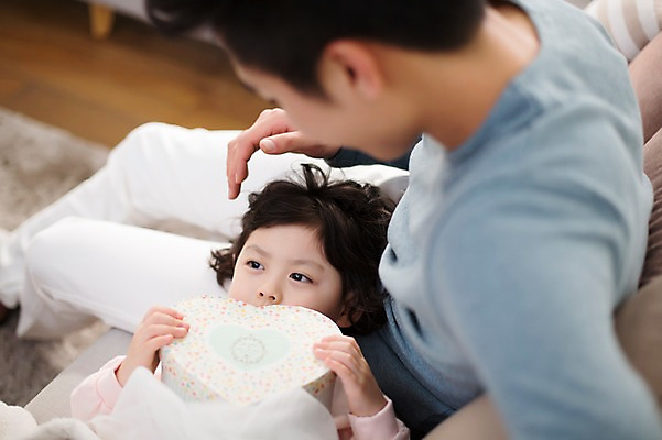 포토 JPG 스튜디오촬영 라이프스타일 여자 남자 딸 어린이 가족 모션 함께함 실내 사람 앉기 동양인 상반신 20대 성인 두명 앞모습 옆모습 소파 눕기 화목 한국인 육아 잠 가족라이프 아빠 부녀 딸바보 남성육아휴직 육아대디 싱글대디 한부모가족 국내포토 뷰포인트 컨셉 의자 관계 인종 청년 내부 생활 파일형식 육아휴직